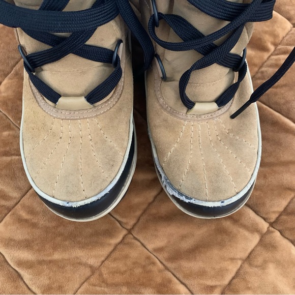 Sorel tan and black furry short snow boots size 7 - Picture 9 of 11